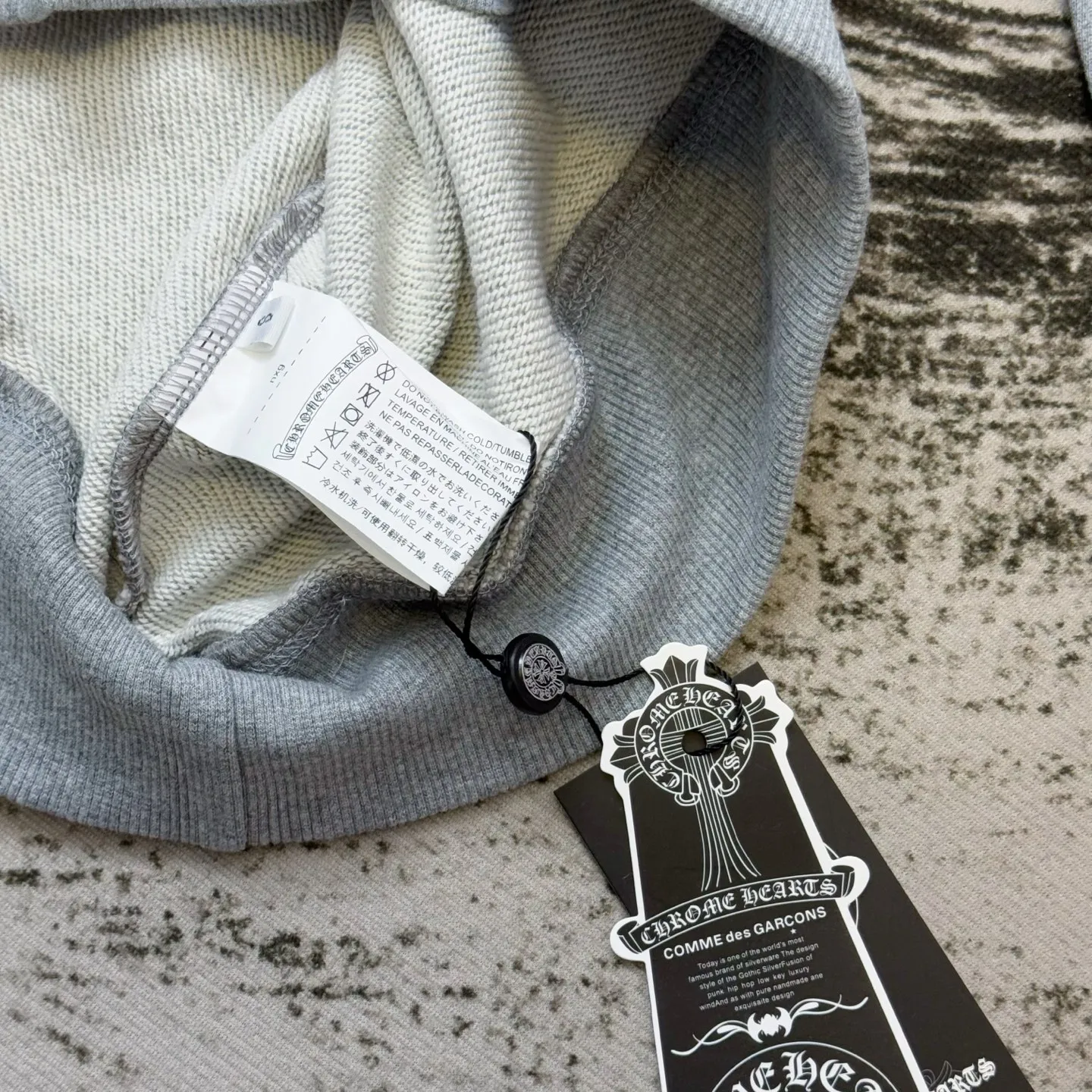 P220 Crowley logo embroidered round neck sweatshirt. Same style as ChromeHearts counters. Made of 400g double-ply double-yarn pure cotton fabric. 32-count double yarn. Very textured on the handle. Three-dimensional and atmospheric. Versatile and easy to wear in autumn. Simple and elegant. Adopts os version. The upper body effect is great. Suitable for all body types. Soft and comfortable. Offset CH letters on the front and horseshoe embroidery on the right. Small mark on the hem. Resistant to machine washing. Does not fade or deform. Complete accessories, original mold opening, perfect restoration of zp 2:1, same style for men and women, versatile and not picky, size s m l xl color gray